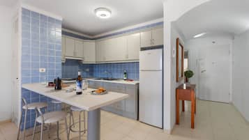 雪櫃、微波爐、焗爐、爐具