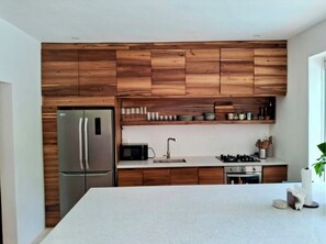 Refrigerador, microondas, horno y parrilla de estufa