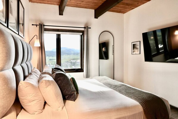 1 bedroom, desk, travel crib, WiFi