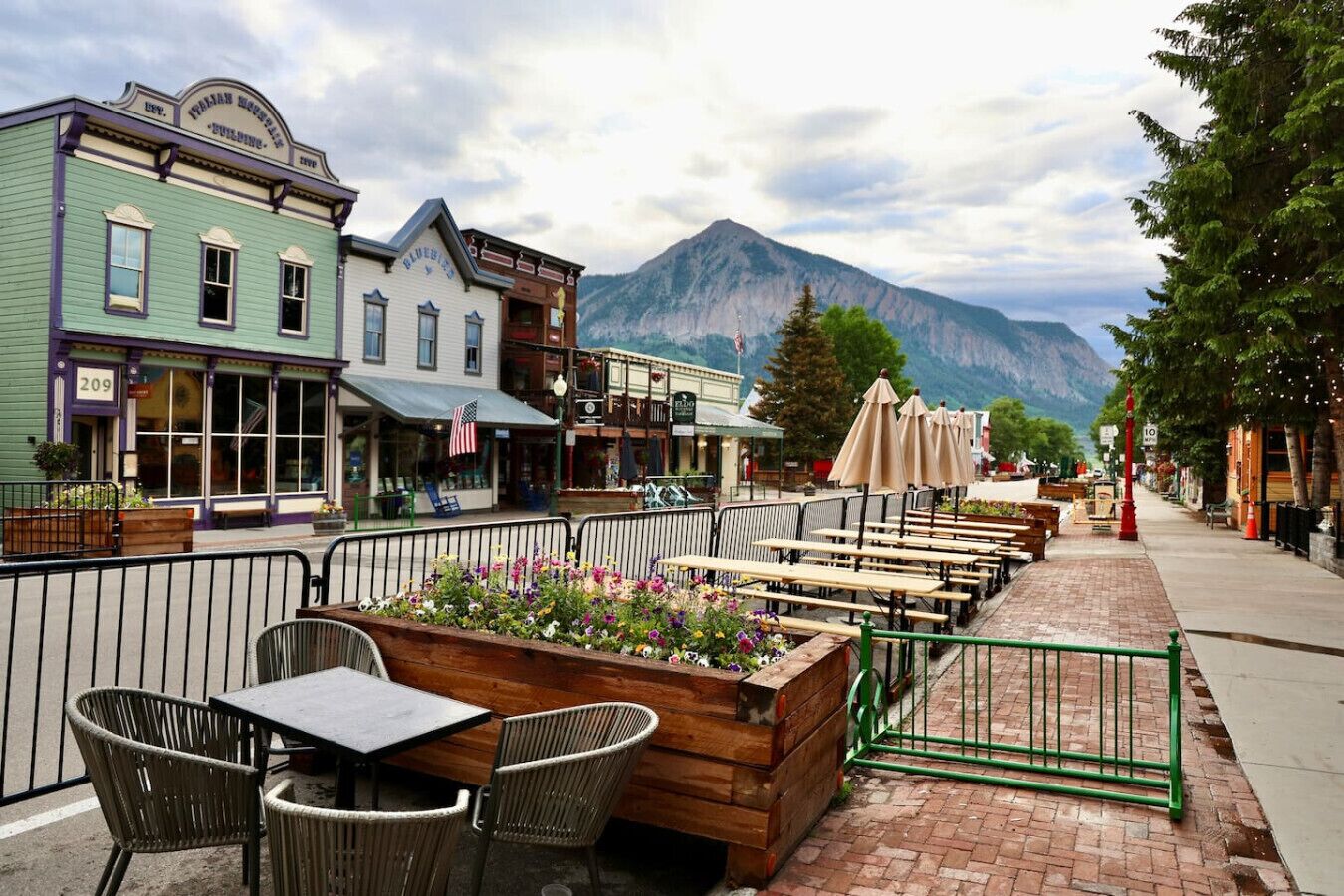 Eine Restaurantterrasse mit Außenplätzen und Blick auf die Berge.