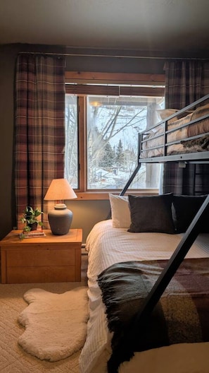 3 Schlafzimmer, Schreibtisch, Bügeleisen/Bügelbrett, Reisekinderbett