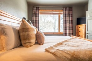 3 habitaciones, escritorio y tabla de planchar con plancha 