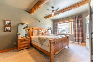 3 chambres, bureau, fer et planche à repasser, lit parapluie