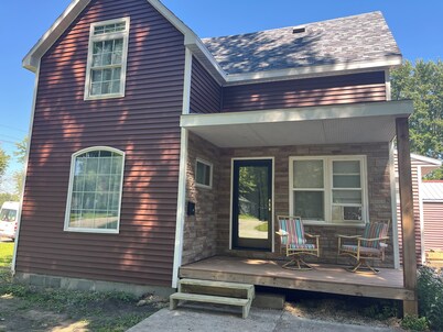 Beautiful Big 3-bedroom house with WiFi, AC in tranquil Storm Lake