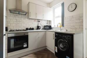 Réfrigérateur, four à micro-ondes, un four, surface de cuisson