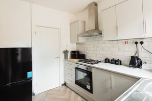 Réfrigérateur, four à micro-ondes, un four, surface de cuisson