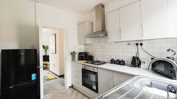 Køleskab, mikrobølgeovn, ovn, kogeplade