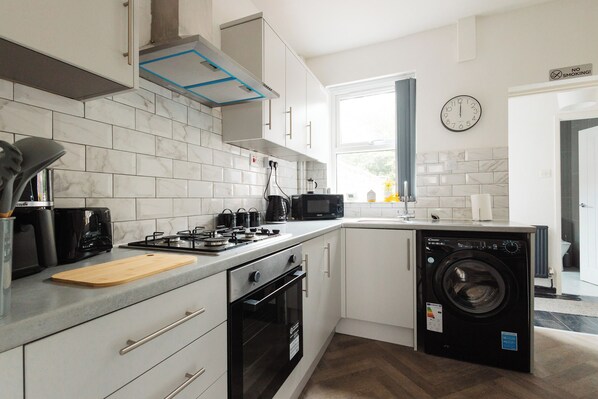 Fridge, microwave, oven, stovetop
