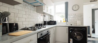 2 Bed Home near Airport with 6 Separate Beds, Parking, Netflix and a garden.