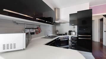 Refrigerador, microondas, horno, placa de cocina