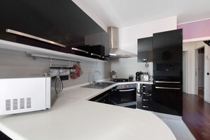 Frigorífico, microondas, horno y placa de cocina