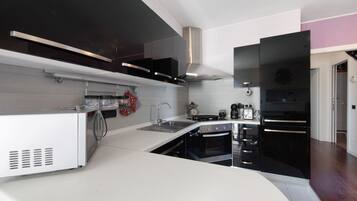 Kylskåp, mikrovågsugn, ugn och spishäll