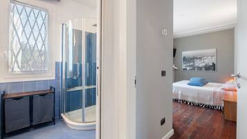 2 bedrooms, desk, iron/ironing board, WiFi