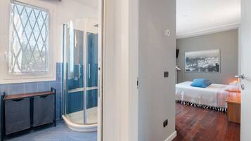 2 habitaciones, escritorio, tabla de planchar con plancha y wifi