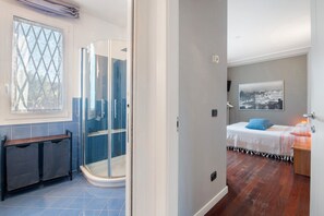 2 عدّة غرف نوم ومكواة/لوح كي وواي فاي وملاءات أسرّة