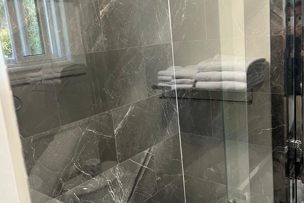 Habitación individual clásica | Baño | Regadera, amenidades de baño gratuitas, toallas, jabón