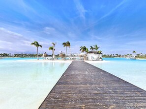 Alberca al aire libre y alberca climatizada