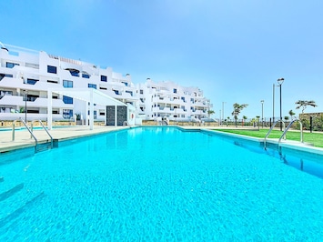 Découvrez l'appartement Santa Rosalia Sunset : un élégant havre de paix de deux chambres et deux salles de bain, avec balcon privé et vue imprenable sur la piscine. Idéal pour les familles ou les couples, cet appartement moderne allie confort et fonctionnalité dans un cadre paisible. Réservez dÚs aujourd'hui vos vacances détente !