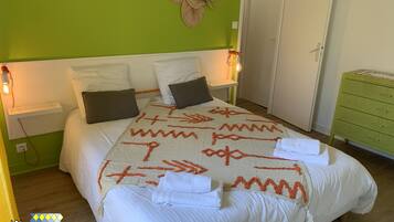 2 bedrooms, iron/ironing board, WiFi, bed sheets