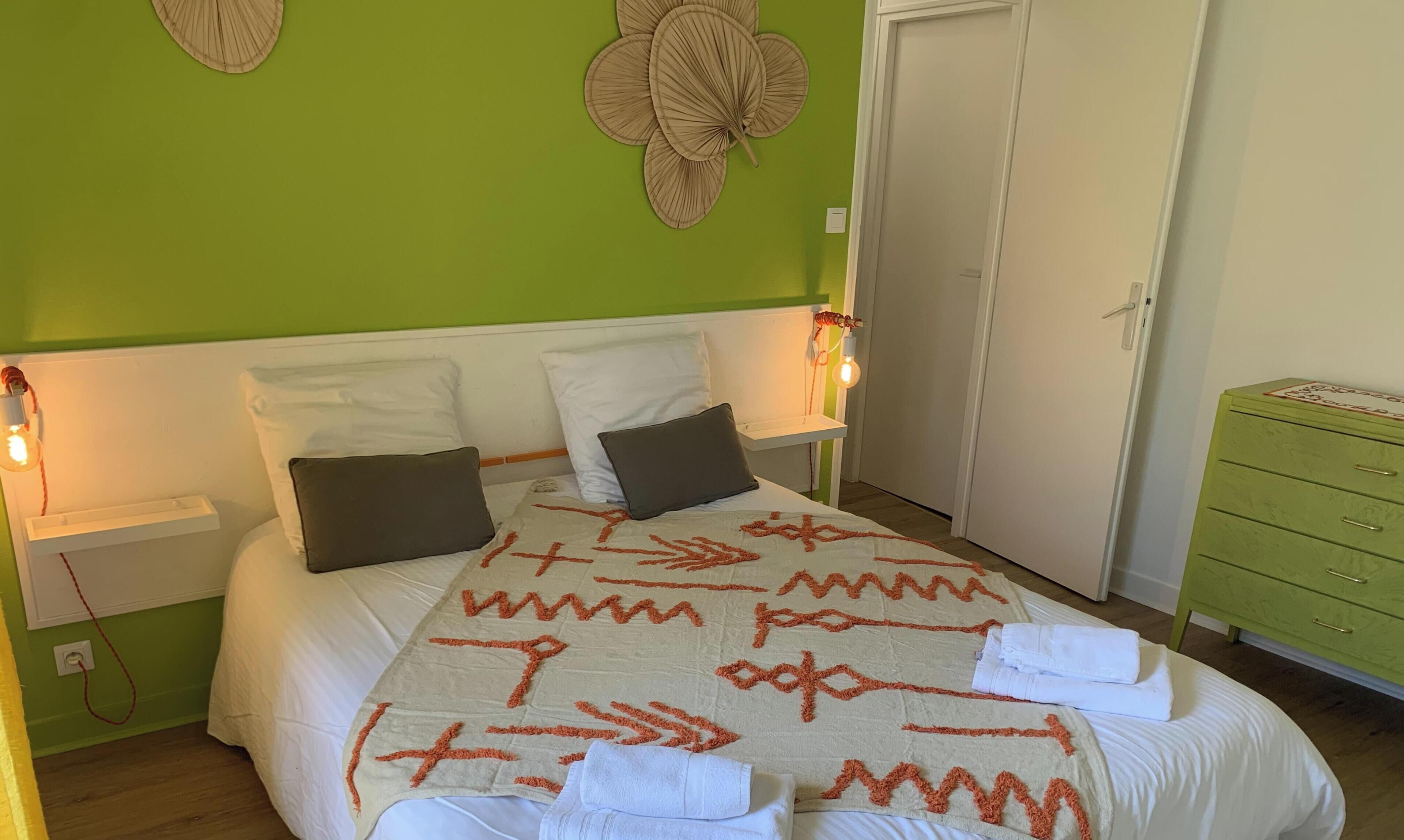 2 habitaciones, tabla de planchar con plancha, wifi y ropa de cama 