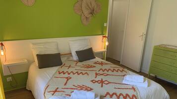 2 habitaciones, tabla de planchar con plancha, wifi y ropa de cama