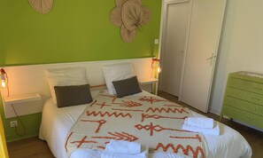 2 bedrooms, iron/ironing board, WiFi, bed sheets - Barque Fleurie et son jardin privé (Aubeterre-sur-Dronne)