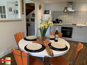 Dining - Barque Fleurie et son jardin privé (Aubeterre-sur-Dronne)