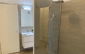 Hair dryer, towels, soap, toilet paper - Barque Fleurie et son jardin privé (Aubeterre-sur-Dronne)