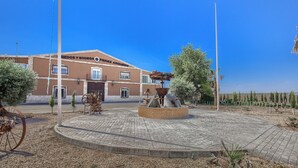 Un edificio con un letrero que dice "PEDOS Y BODEGA".