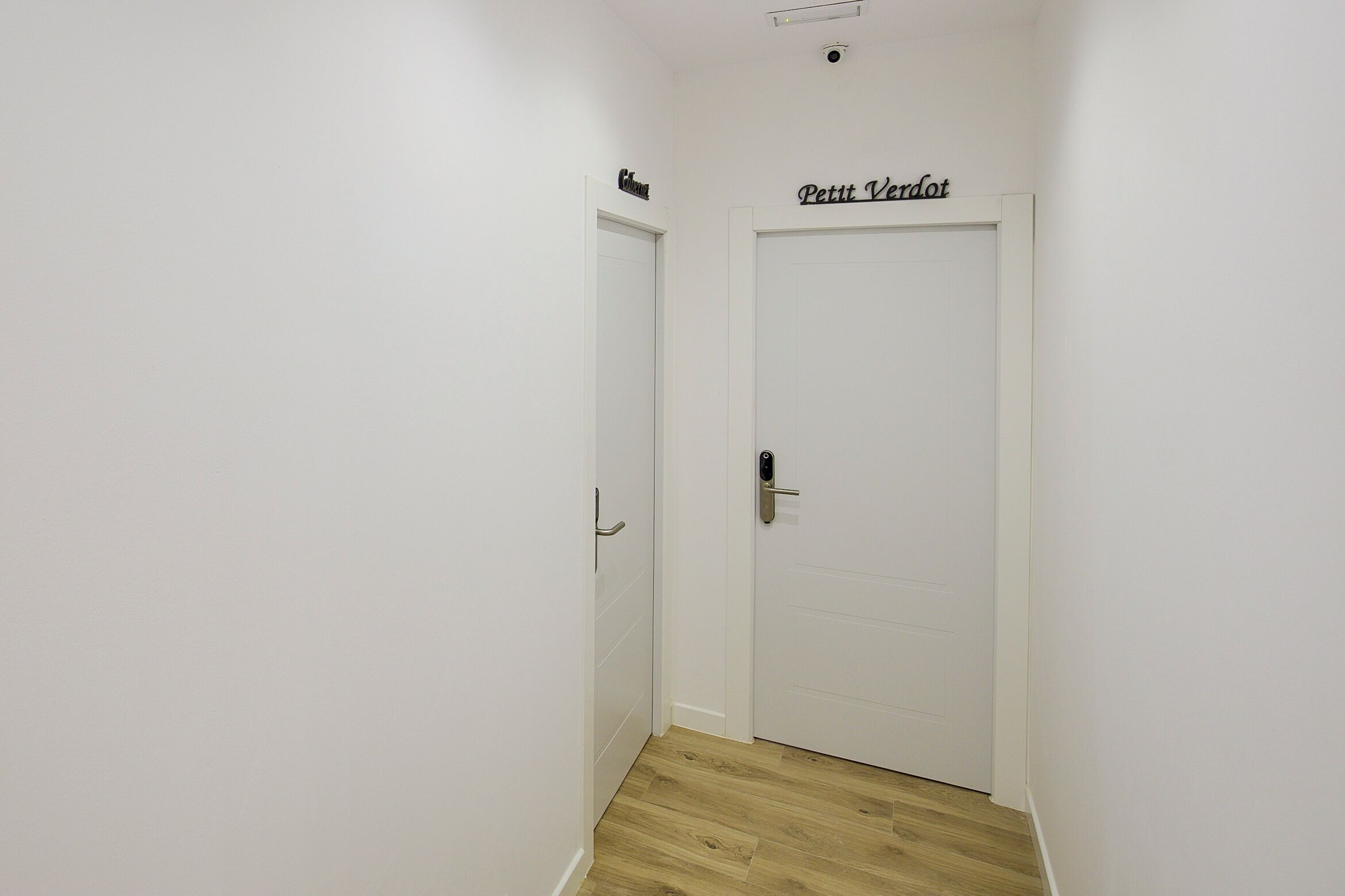 Un pasillo con una puerta que indica “Petit Verdot”.