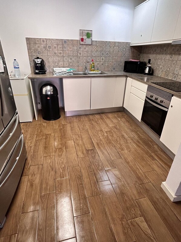 ตู้เย็น, ไมโครเวฟ, เตาอบ, เตาประกอบอาหาร