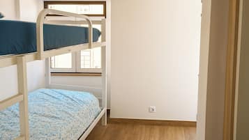 1 habitación, tabla de planchar con plancha, wifi gratis y ropa de cama
