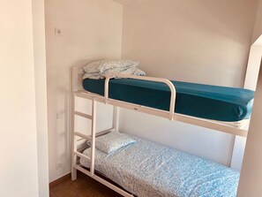 1 chambre, fer et planche à repasser, Wi-Fi gratuit, draps fournis