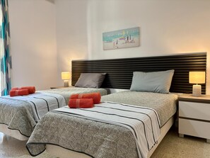 2 habitaciones, escritorio, tabla de planchar con plancha y wifi gratis 