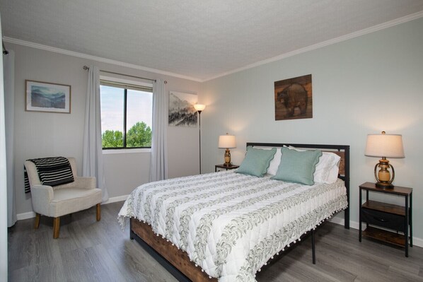 2 bedrooms, iron/ironing board, free WiFi, bed sheets