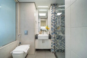 Douche, séchoir à cheveux, serviettes fournies