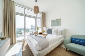 Een strijkplank/strijkijzer, reisbedje, wifi, beddengoed