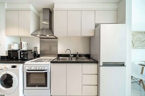 Kühlschrank, Mikrowelle, Ofen, Herdplatte