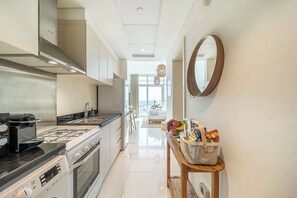 Een koelkast, een microgolfoven, een oven, een kookplaat