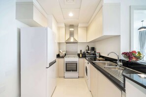 Frigorifero, microonde, forno, piano cottura
