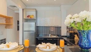 Jääkaappi, mikroaaltouuni, uuni, liesi