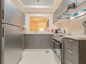 Een koelkast, een microgolfoven, een oven, een kookplaat