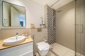 Douche, articles de toilette gratuits, sèche-cheveux