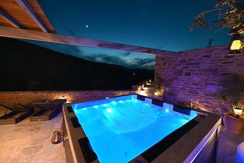 Villa 'Celini House 2' avec vue sur la montagne, Wi-Fi et climatisation