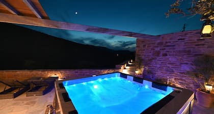 Villa 'Celini House 2' avec vue sur la montagne, Wi-Fi et climatisation