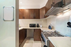 Frigorífico, microondas, horno y placa de cocina