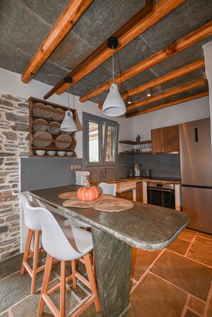 Fridge, oven, coffee/tea maker, electric kettle