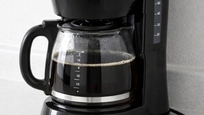 A black coffee maker with a transparent water reservoir and measurement markings. - Gentle getaway near Beauval and the Châteaux (Romorantin-Lanthenay)