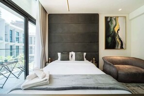 Een strijkplank/strijkijzer, reisbedje, wifi, beddengoed