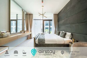 Een strijkplank/strijkijzer, reisbedje, wifi, beddengoed